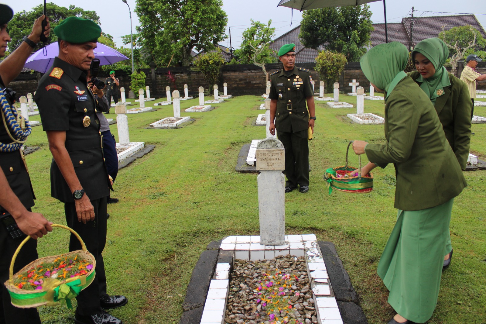 Sambut Hari Juang TNI - AD Ke- 79, Personel Kodim Tabanan Ziarah Dan Tabur Bunga Di TMP Pancaka Tirta