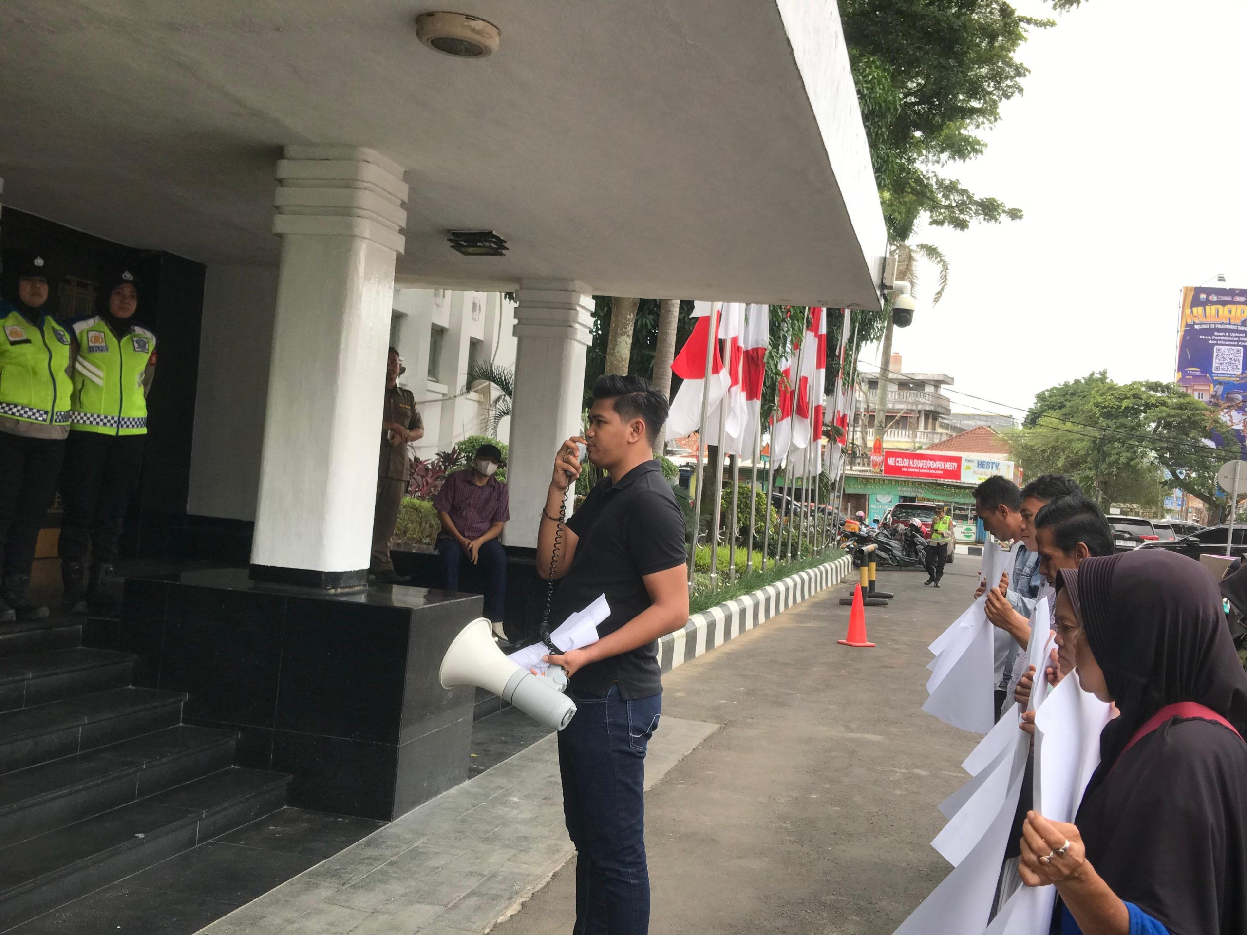 Massa Aksi Tuntut Pemkot Palembang Segera Lakukan Inspeksi terhadap Bangunan yang Diduga Tak Kantongi Izin