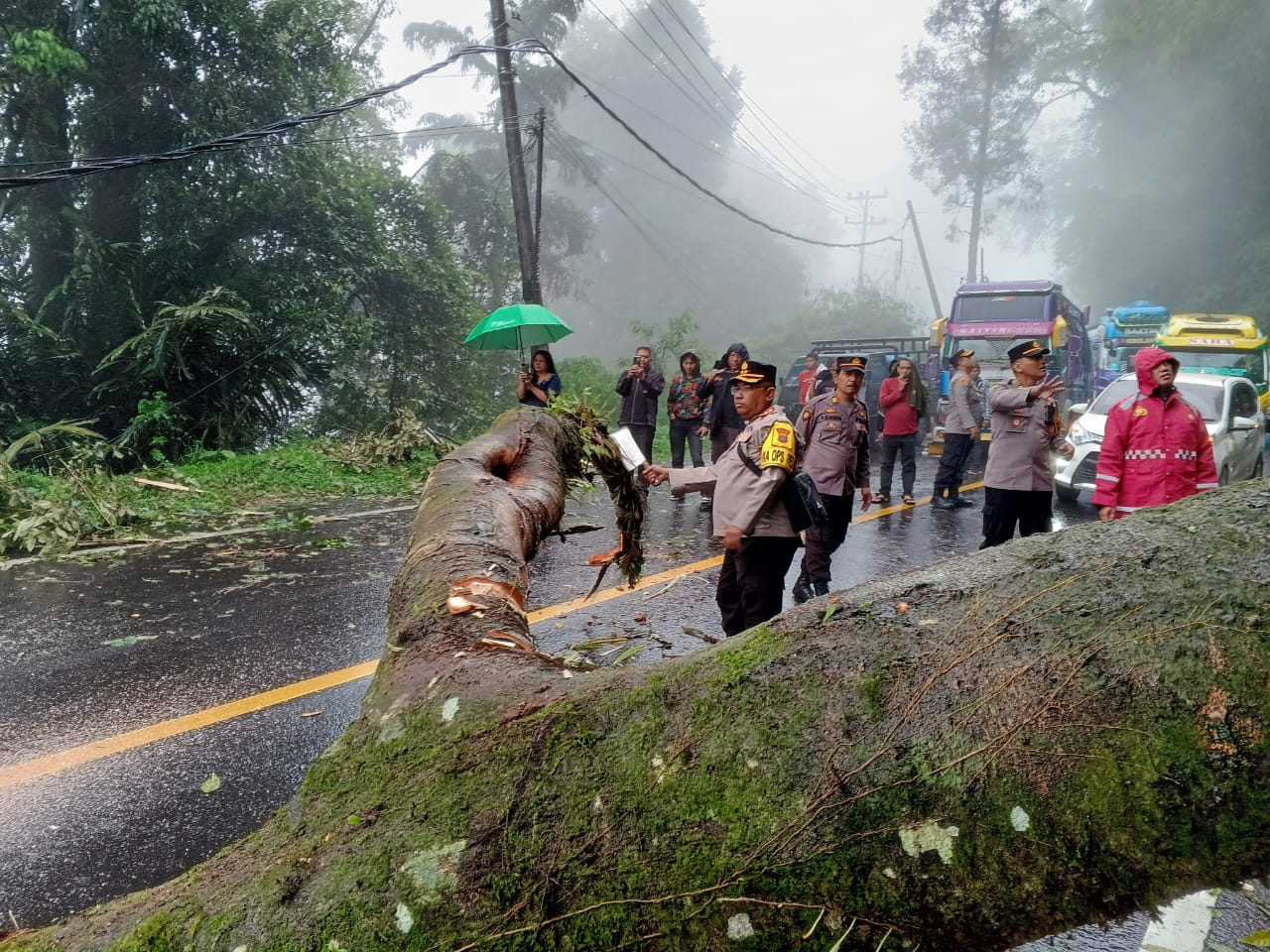 Akses Jalur Medan-Brastagi Terputus, TNI-Polri Lakukan Evakuasi