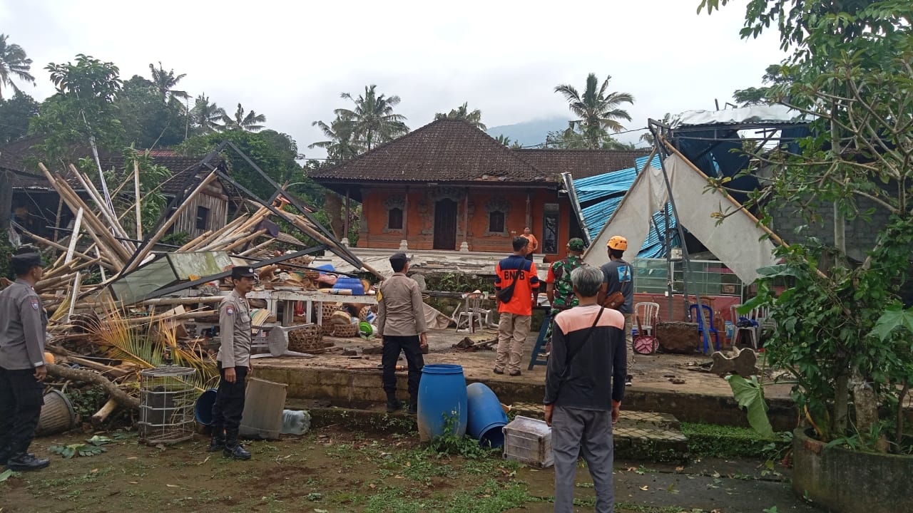 Puting Beliung Melanda Tabanan, Dua Rumah Dan Tempat Suci Rusak Parah