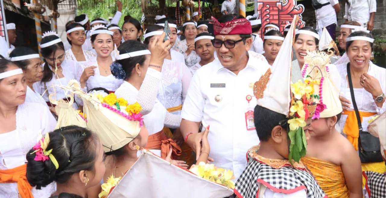 Semangat Gotong Royong Krama Desa Adat Batukambing Wongaya Penebel Di Apresiasi Bupati Tabanan