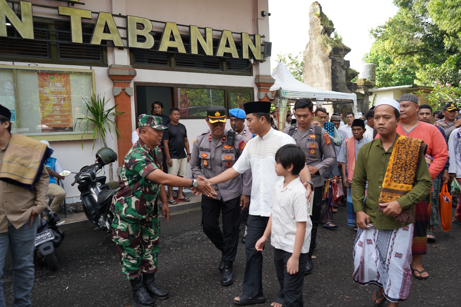 Jaga Kerukunan Antar Umat Beragama, Kasdim Tabanan Hadiri Sholat Idul Fitri 1 Syawal 1446 H di Stadion GOR Debes Tabanan