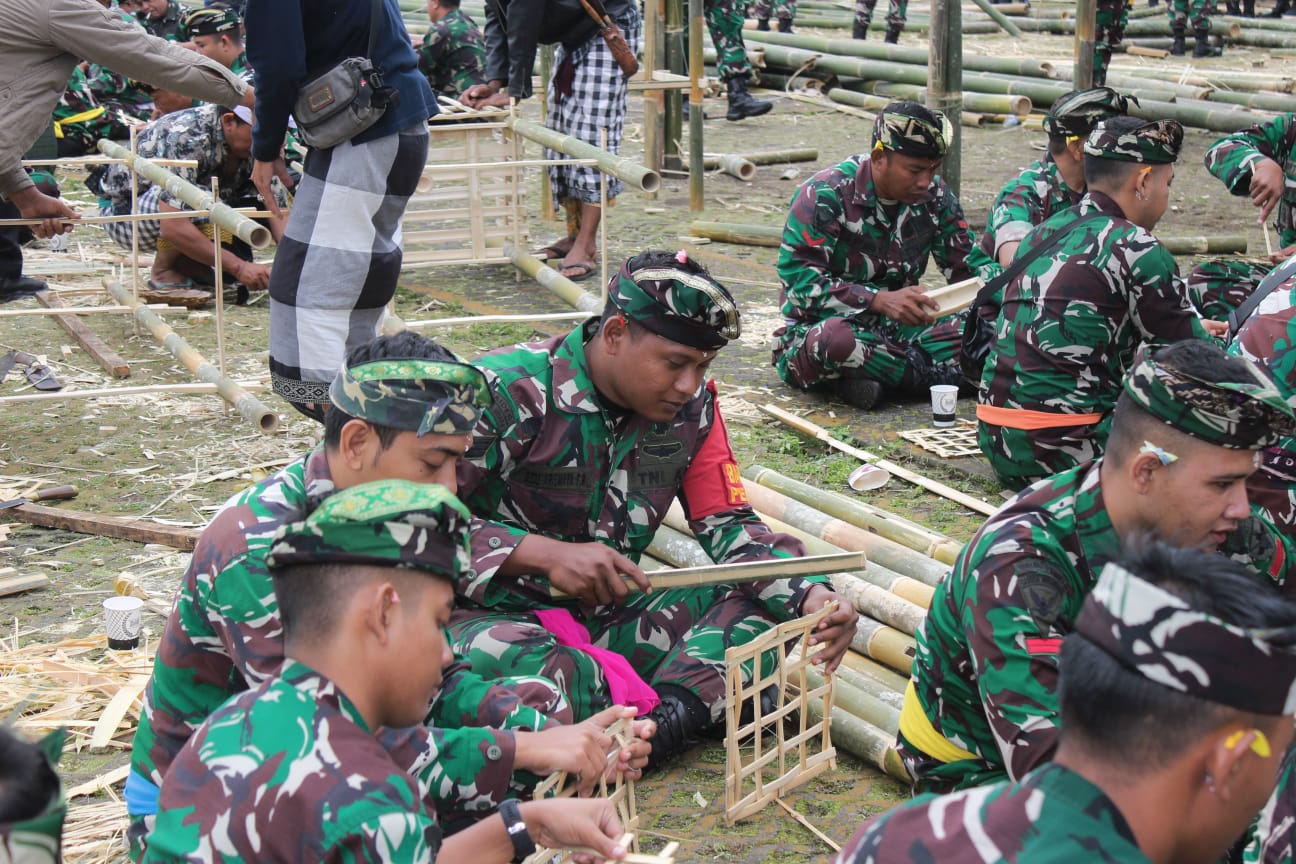 Personel Umat Hindu Kodim 1619/Tabanan Kembali Melaksanakan Kegiatan Ngayah Di Pura Ulun Danu Batur