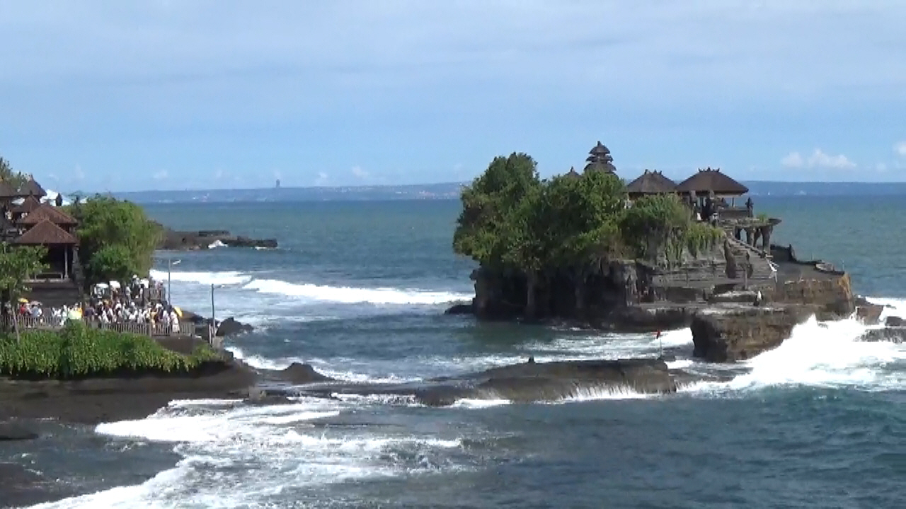 Libur Lebaran 2025, Ribuan Wisatawan Padati Tanah Lot Bali Hingga Kunjungan Naik 130 Persen