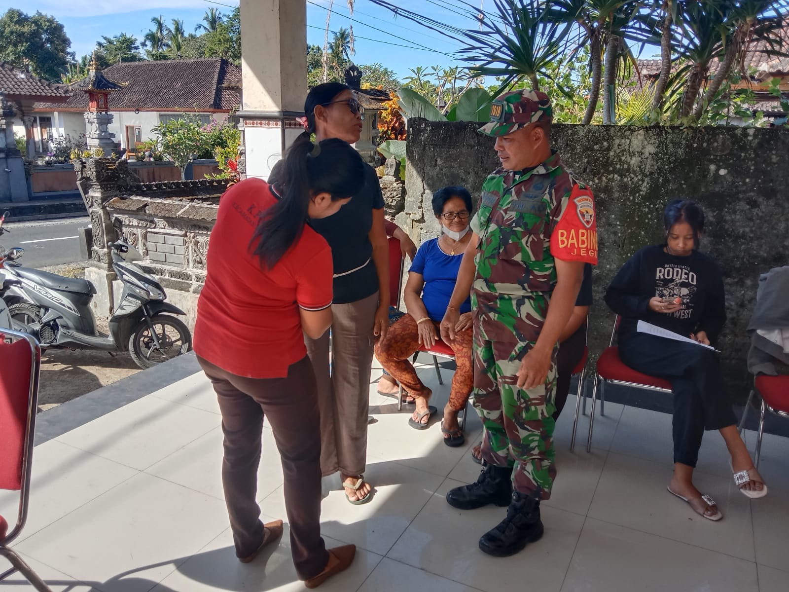 Wujud Kepedulian TNI terhadap Kesehatan Warga, Babinsa Desa Jegu Dampingi Kegiatan Posyandu ILP