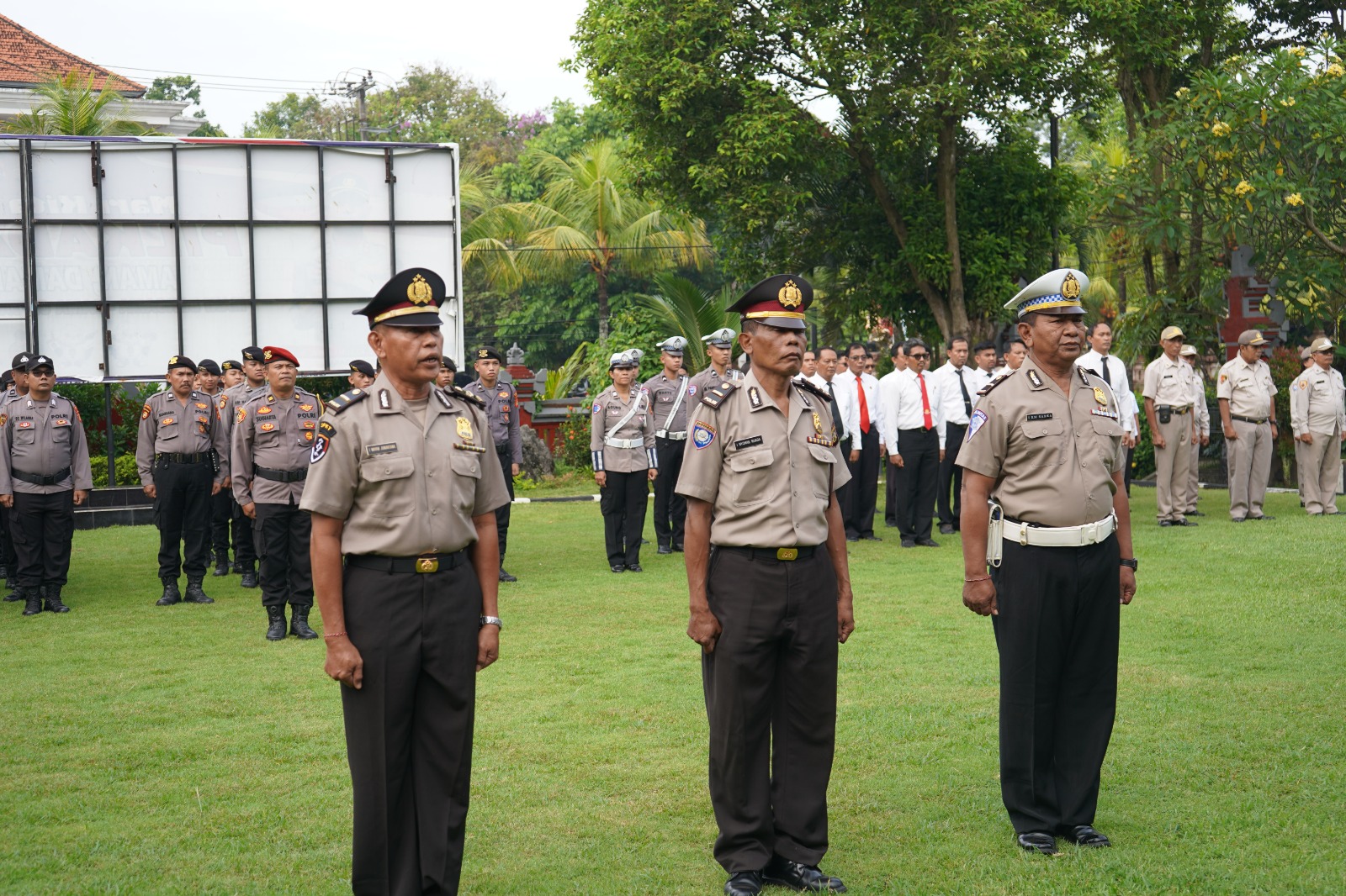 Bentuk Apresiasi Dan Motivasi, Tiga Anggota Polres Tabanan Terima Kenaikan Pangkat Pengabdian