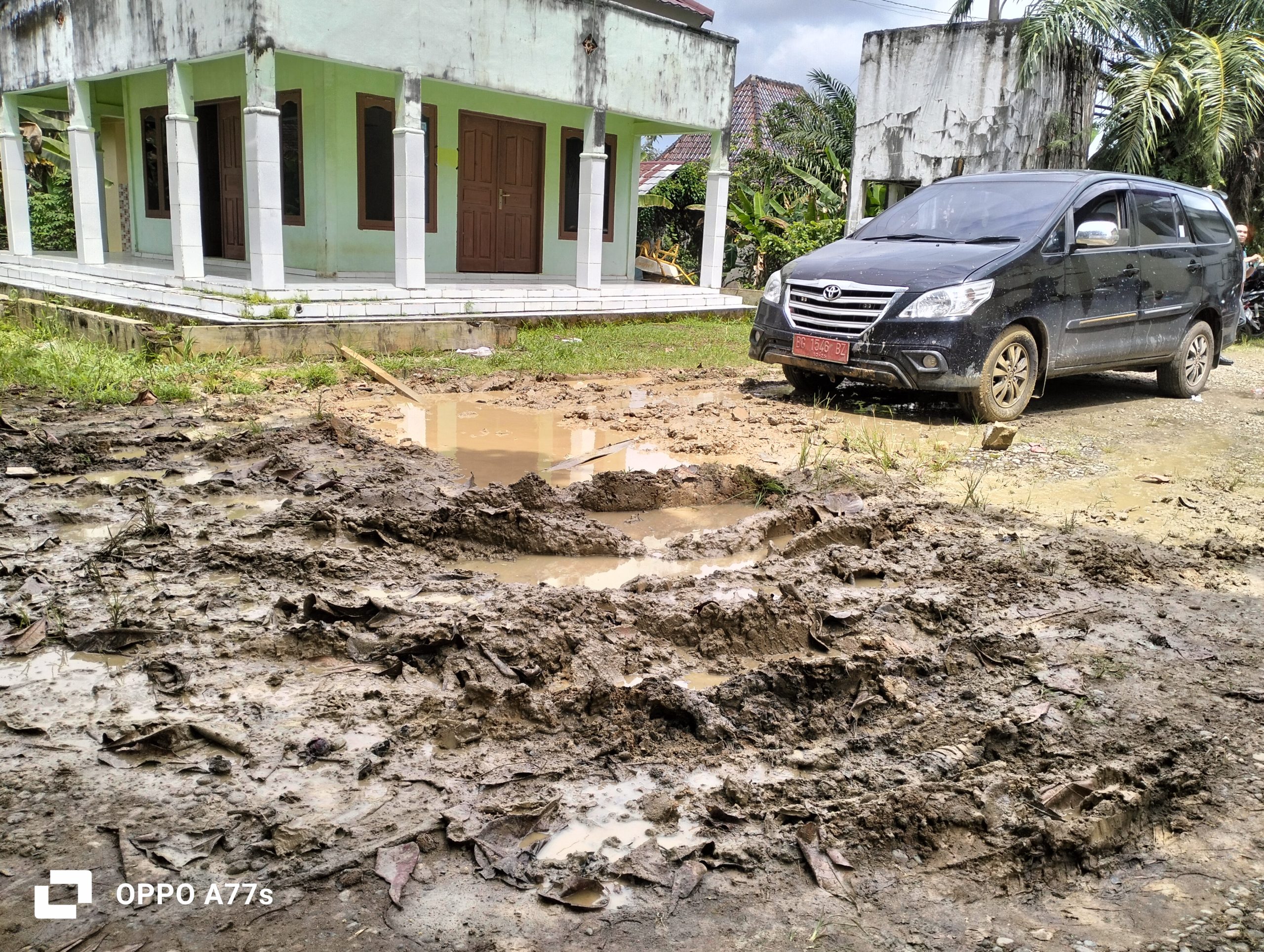 Mobil Dinas Tamu Undangan Rapat Paripurna Peringat HUT Banyuasin Ini Terjebat Lumpur di Area Gedung DPRD