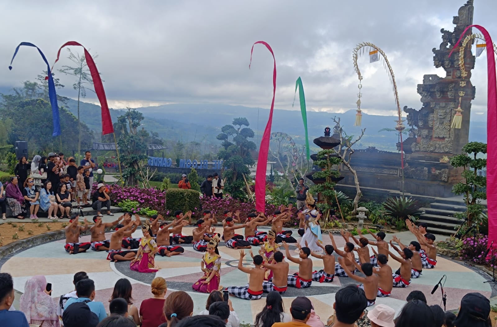 Pentas Budaya Kecak Di The Blooms Garden Tabanan Jadi Magnet Ribuan Wisatawan